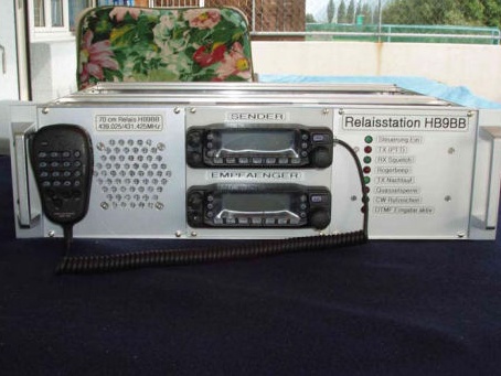 Relaisstation HB9BB im 19-Zoll-Chassis mit Sender, Empfänger und Statusanzeigen