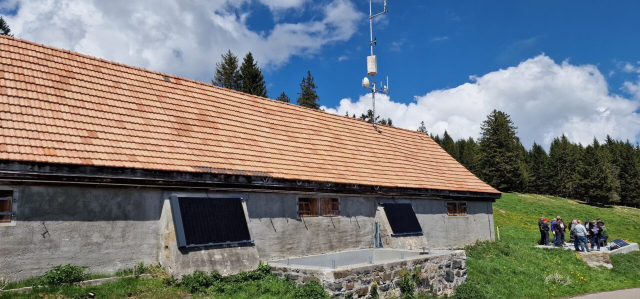 Alpgebäude auf der Alp Malbun mit Solaranlage und Antennenmast